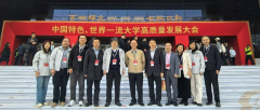 友们正在欢迎人员的伴随下